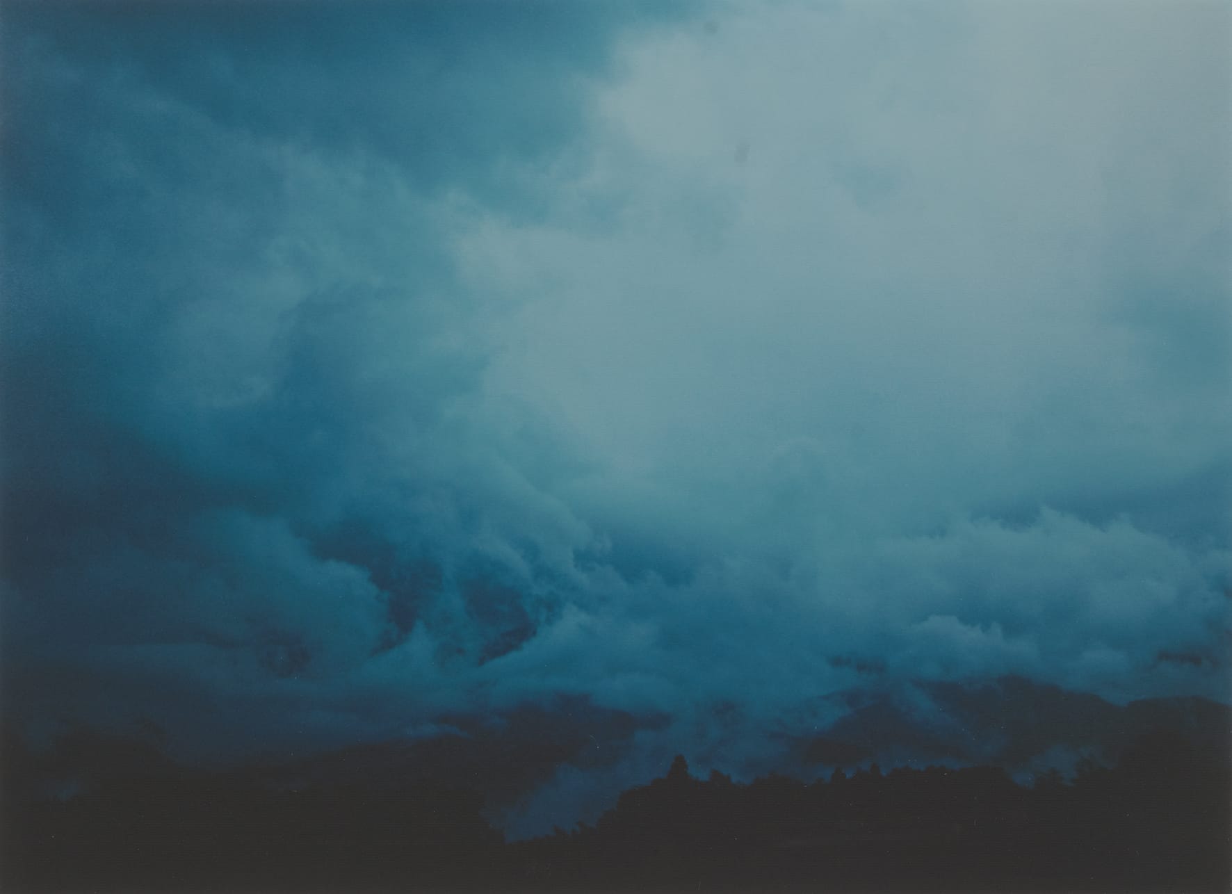 Beeld van een dreigende, donkere lucht.