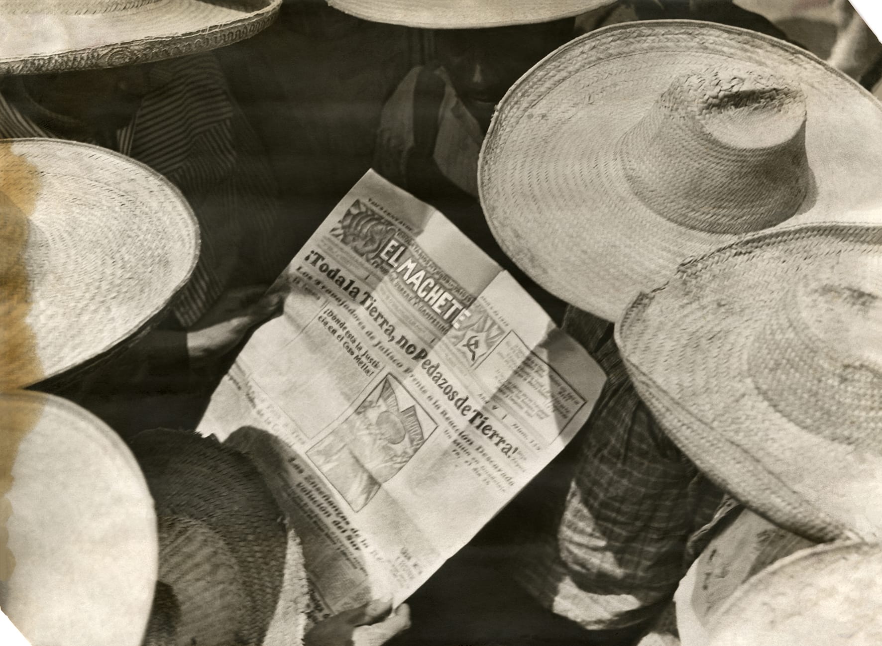 Men reading El Machete 1927 Tina Modotti