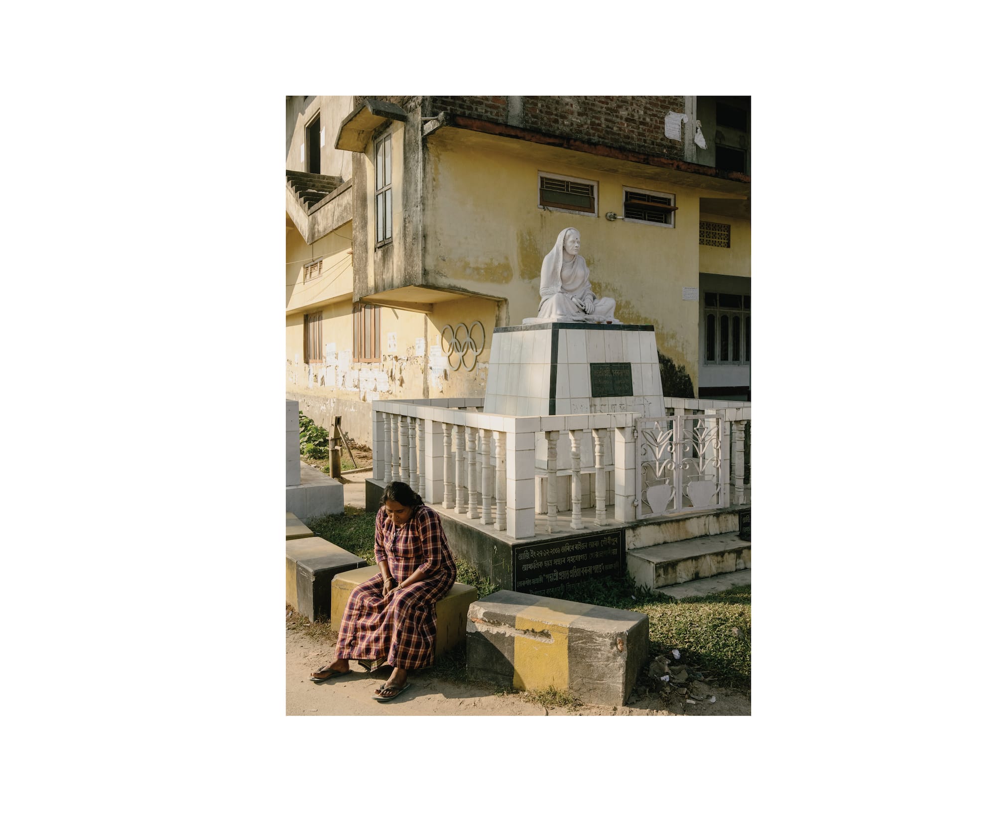 Image of a woman seated in front of a sculpture. © Akshay Mahajan