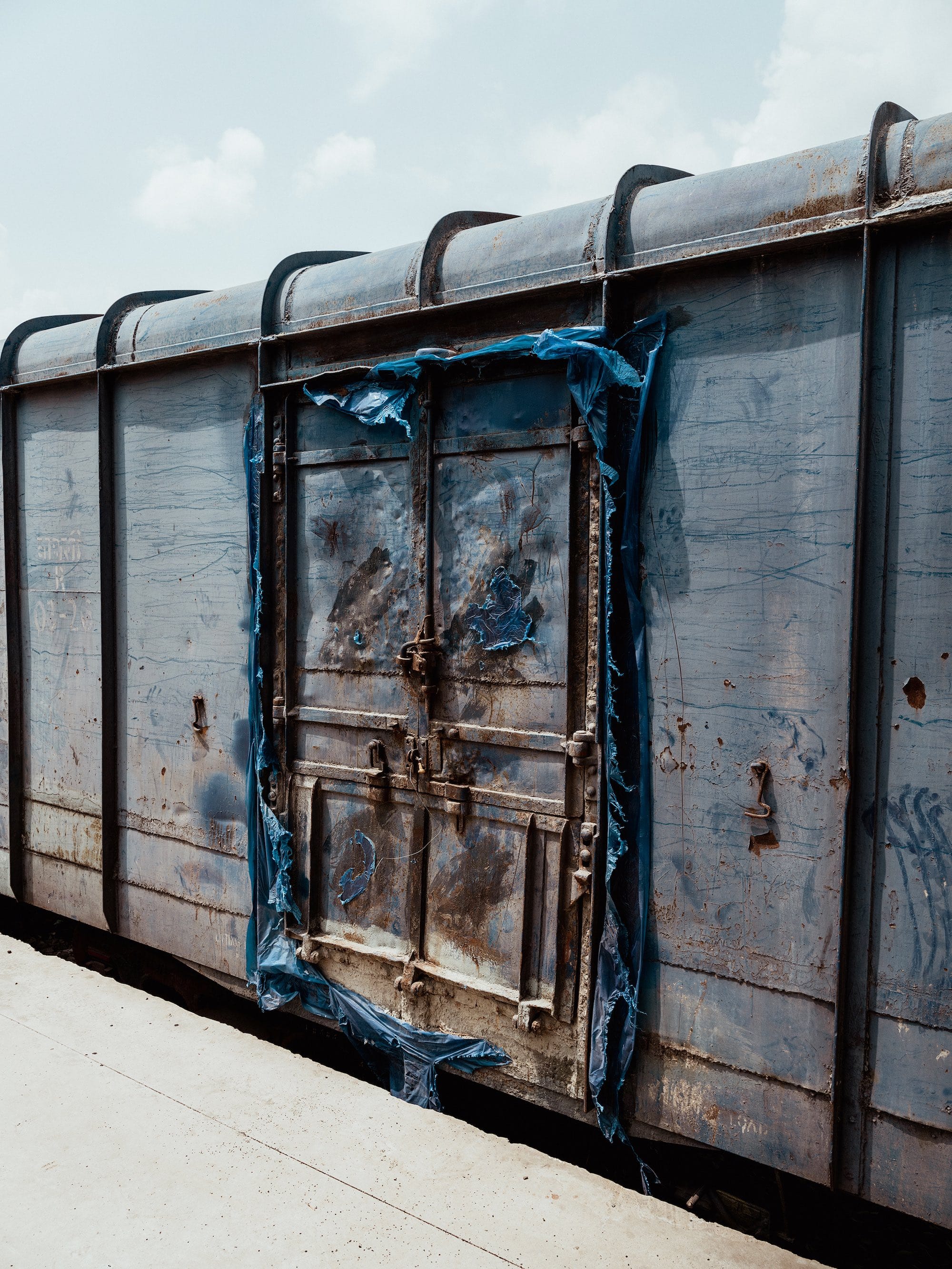 Close-up image of a blue trainset, showing sign of wearing © Aaryan Sinha