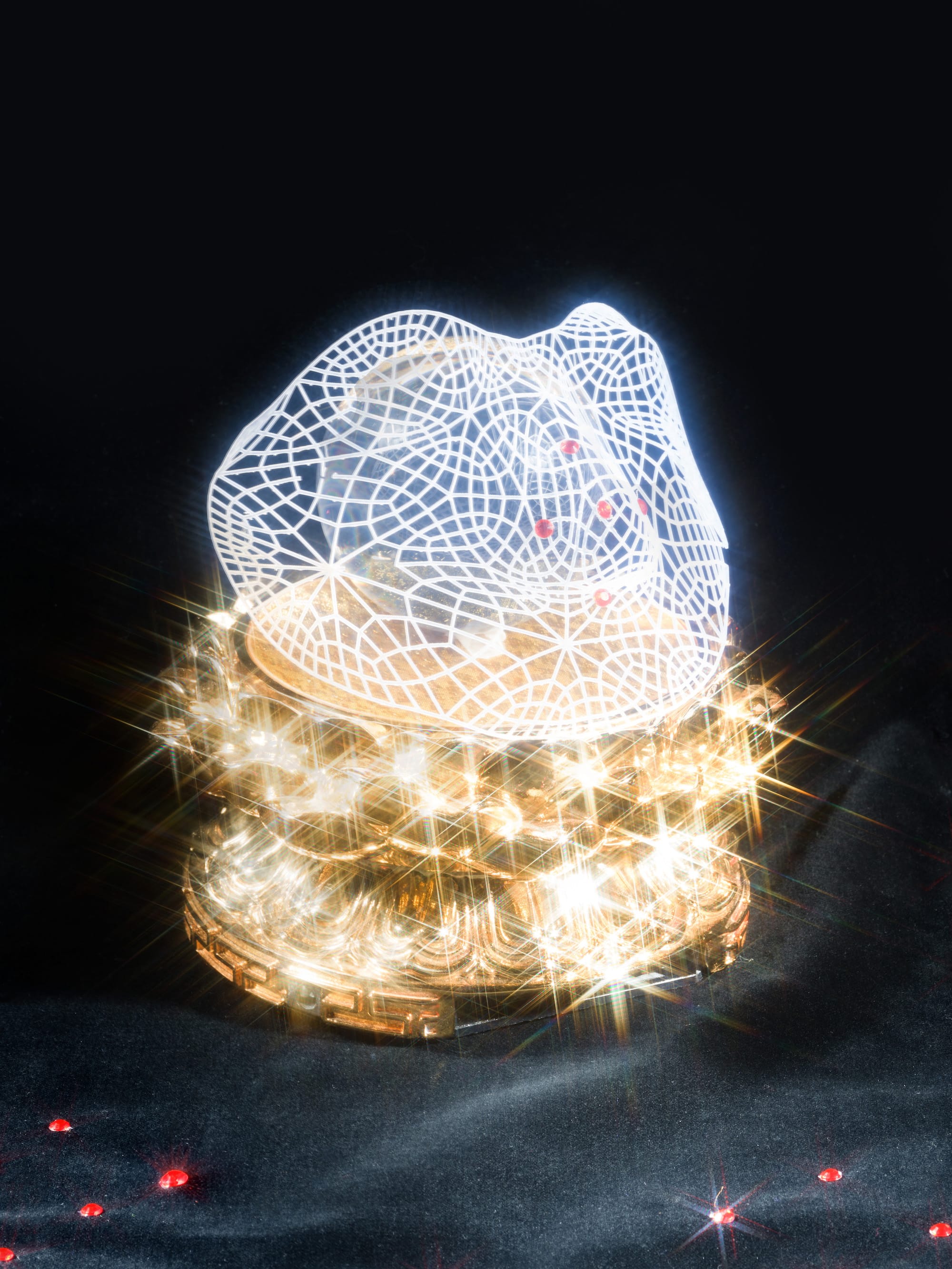 Photograph of a white mesh face mask (By Gilles Mustar) on a golden pedestal© Sheung Yiu