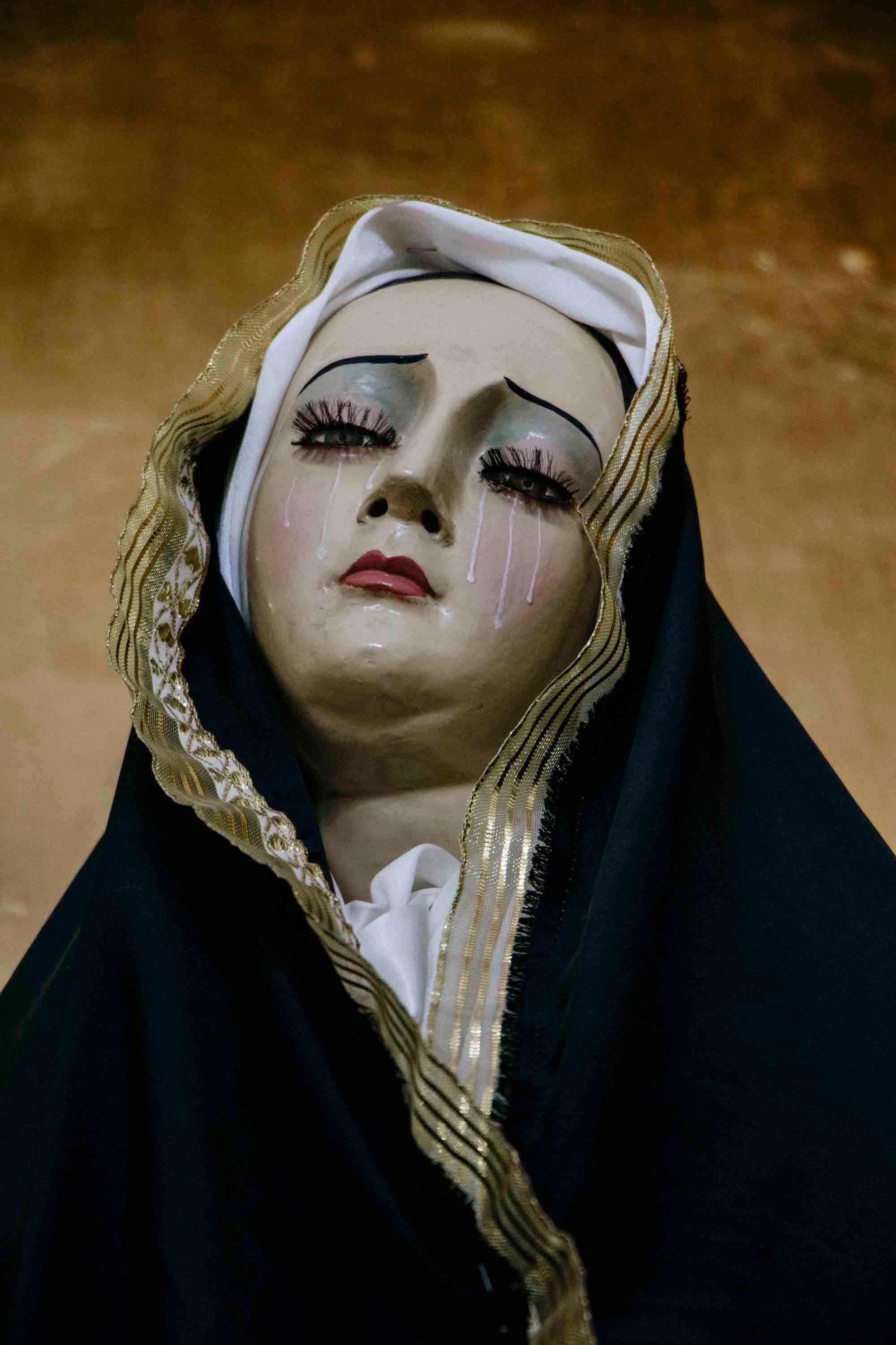 Image of a statue of La Llorona, a female figure from Latin American folklore © Marisol Mendez