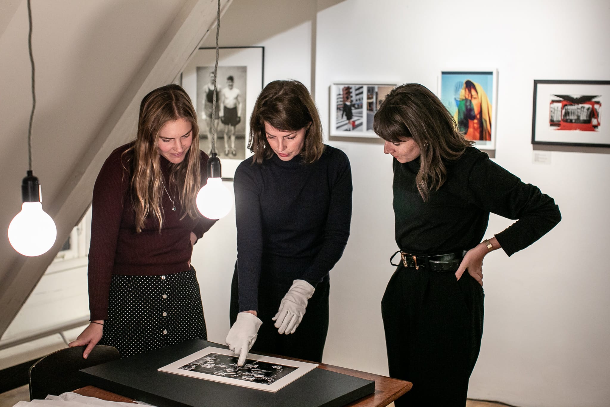 Foam Editions gallery manager Lotte showing workshop participants about photography