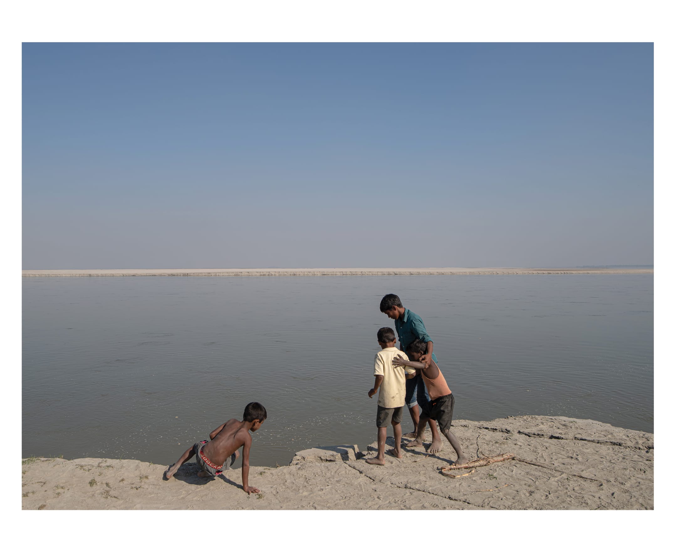 Image of a few kids on a river bank. © Akshay Mahajan