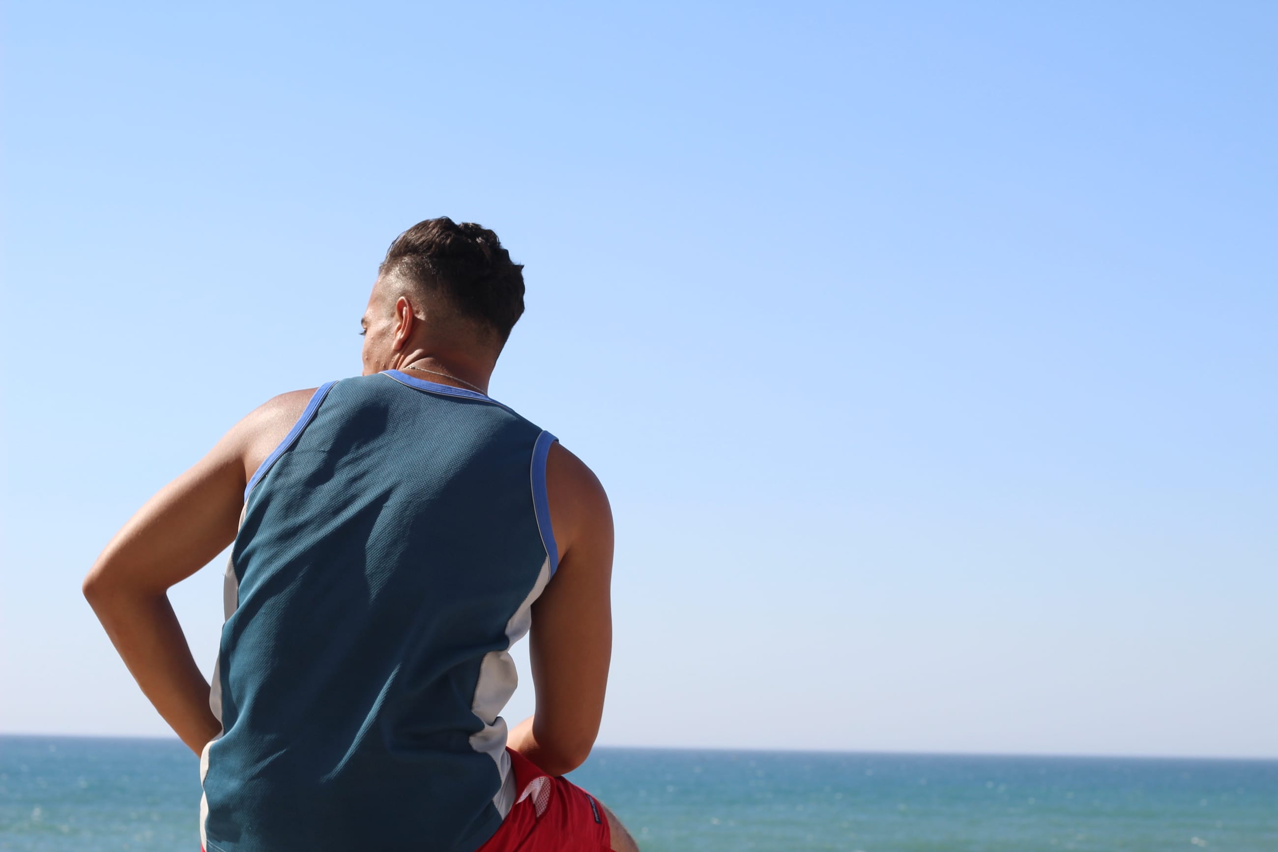 Photo of a young man looking over the sea. © Dina Bousbaa