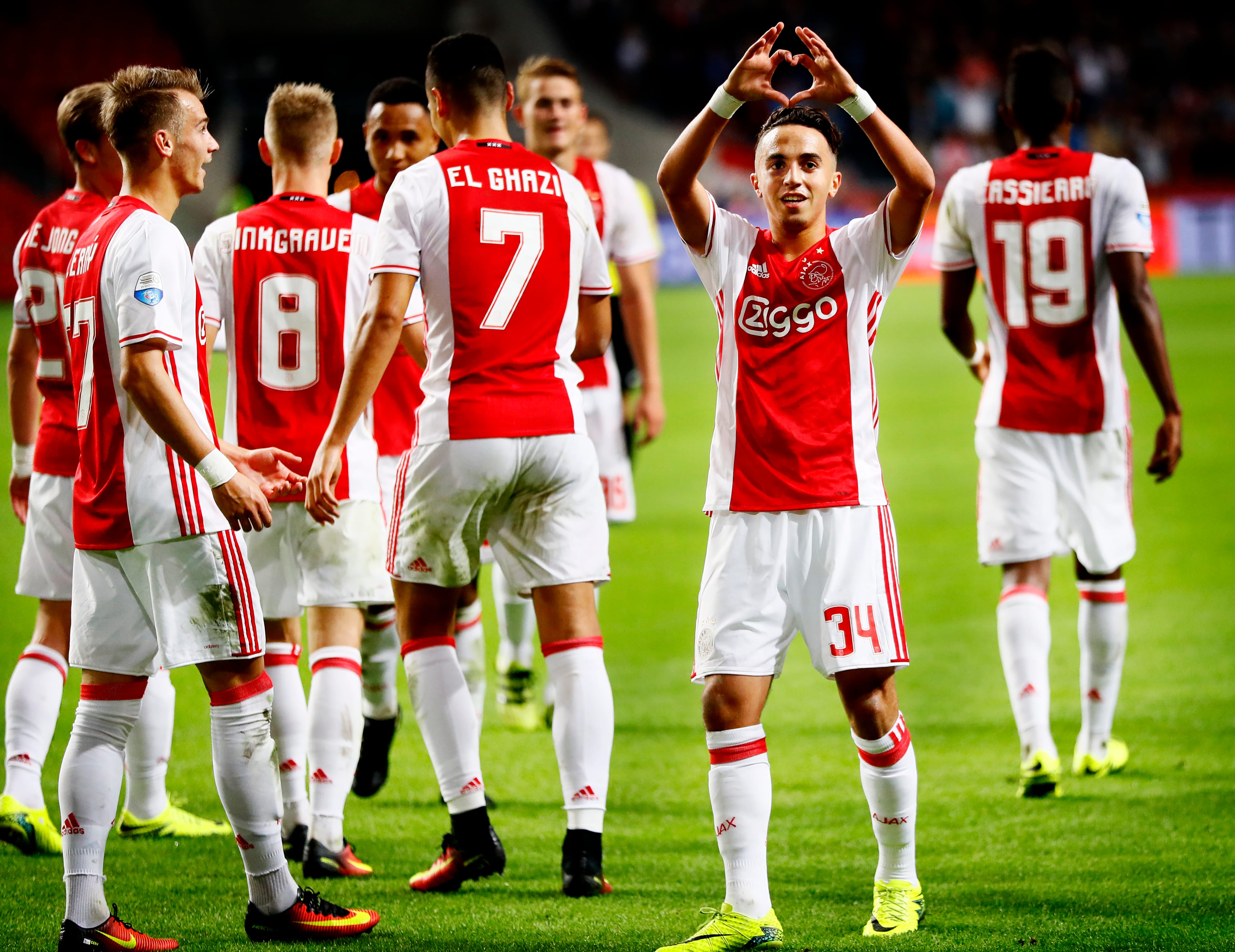 Ajax - Willem II, 21 september 2016: Abdelhak Nouri maakt een hartgebaar na de 5-0 overwinning op Willem II.