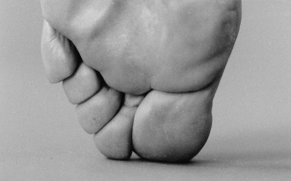 Black and white close-up of a foot. © Eleonora Agostini