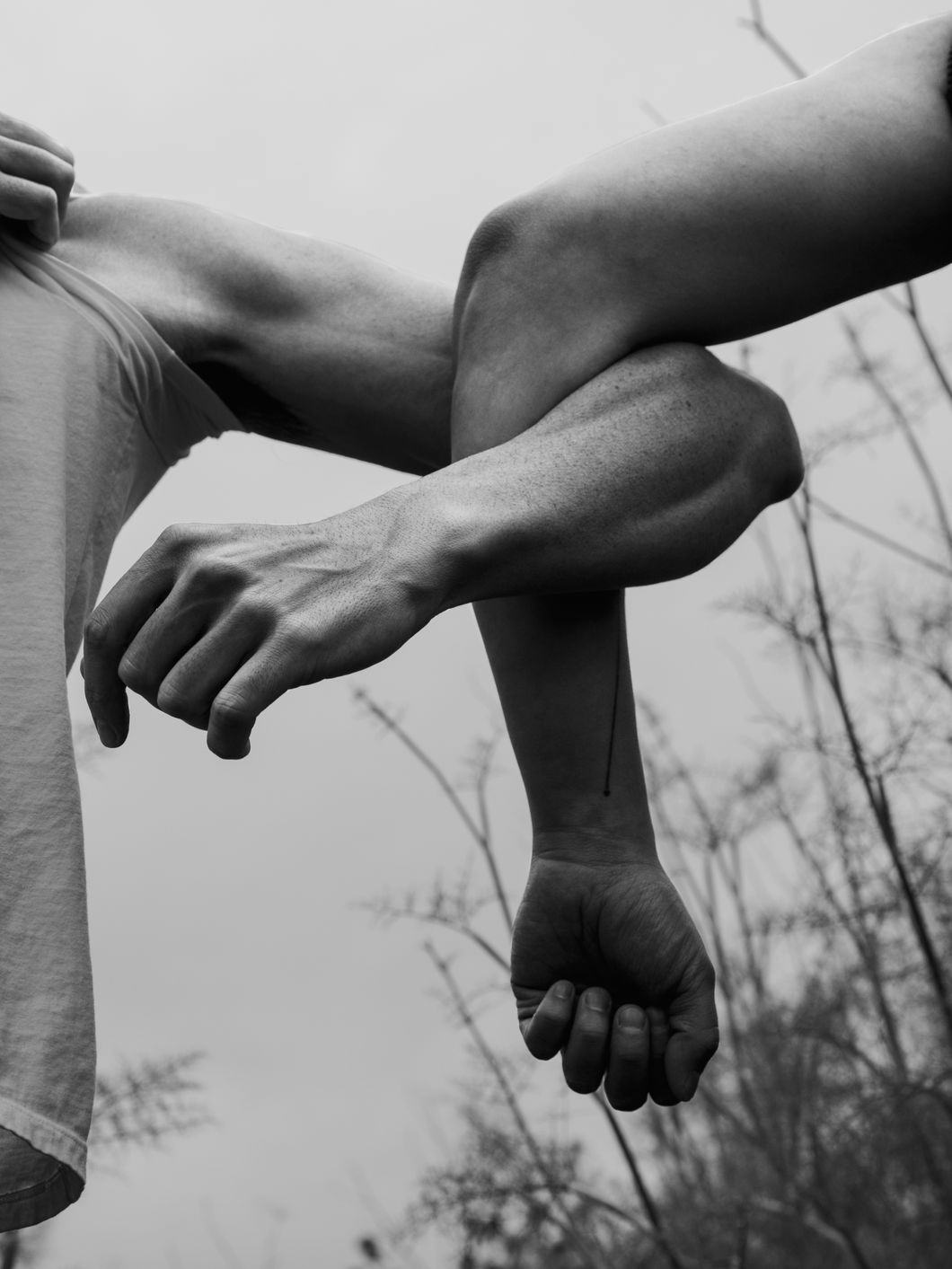 Black and white image of two arm interlinking. © Ricardo Nagaoka