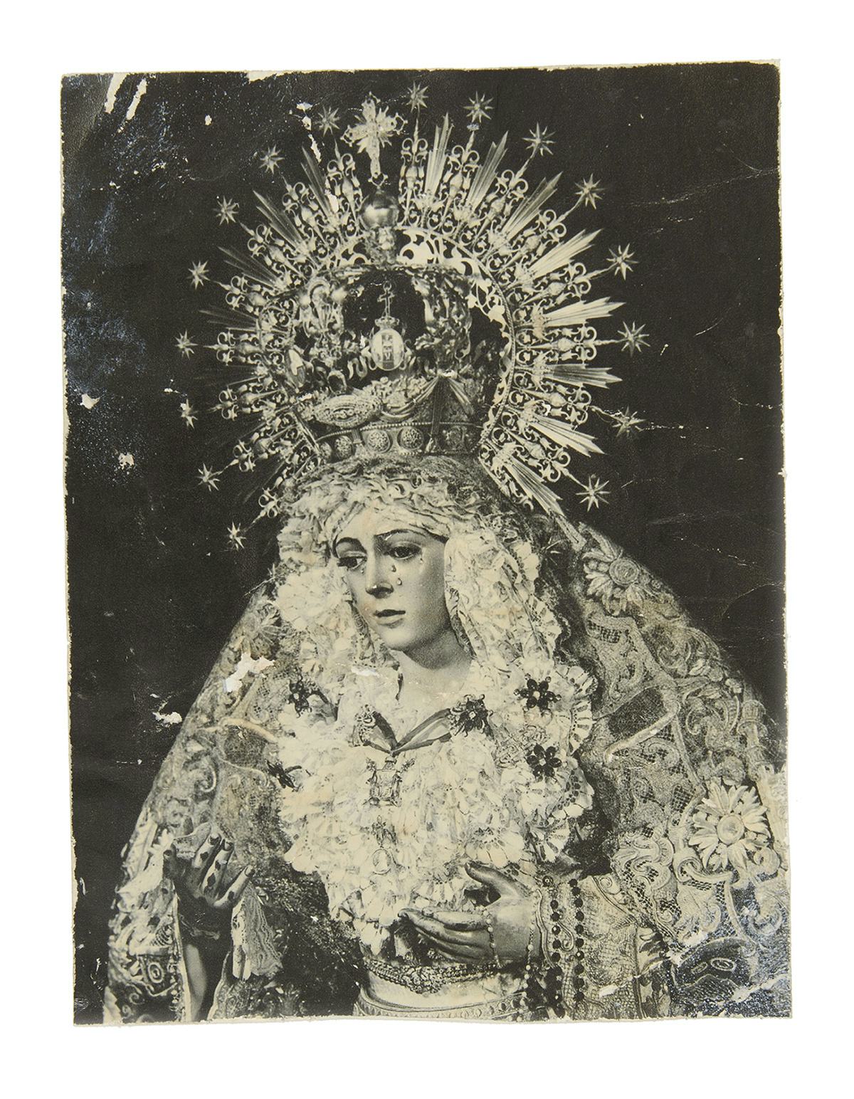 Black and white image of the Virgin of Macarena. © Lucia Higuera