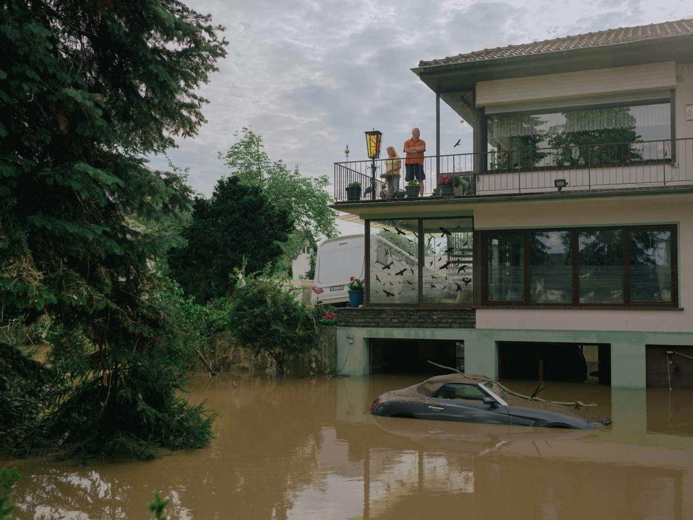 People on the balcony of a house in Ahrweiler. On the first day after the flood, the extent of the destruction was difficult to assess, so there was a disastrous shortage of equipment and emergency personnel in the flooded area. Ahrweiler, July 15, 2021 © DOCKS collective