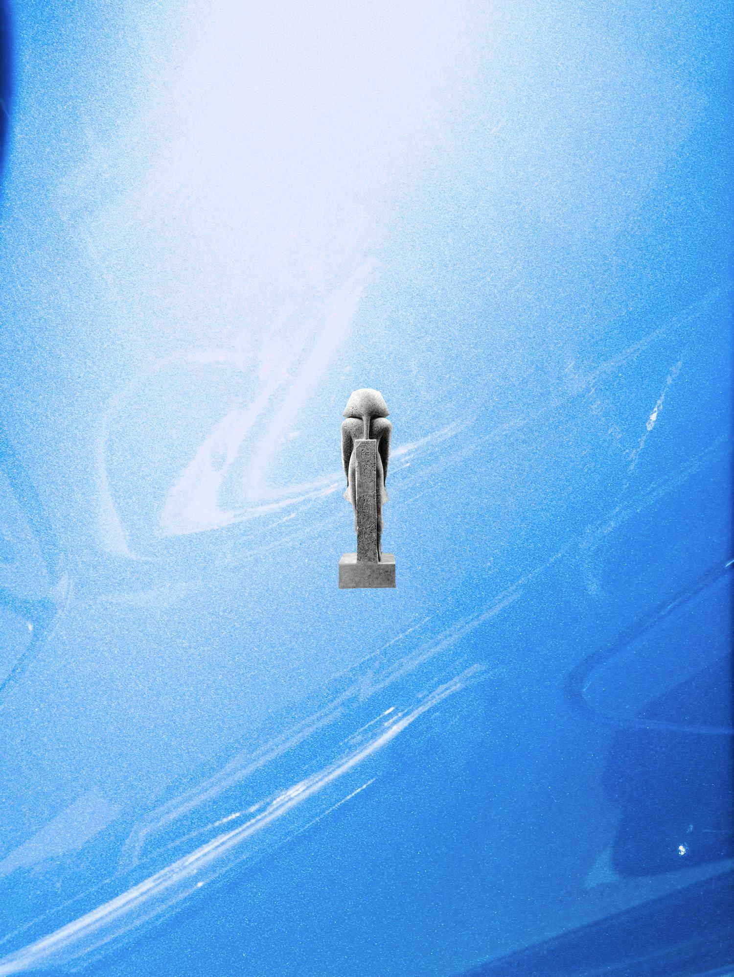 Image of a pharaoh figure from the back on a black shiny background