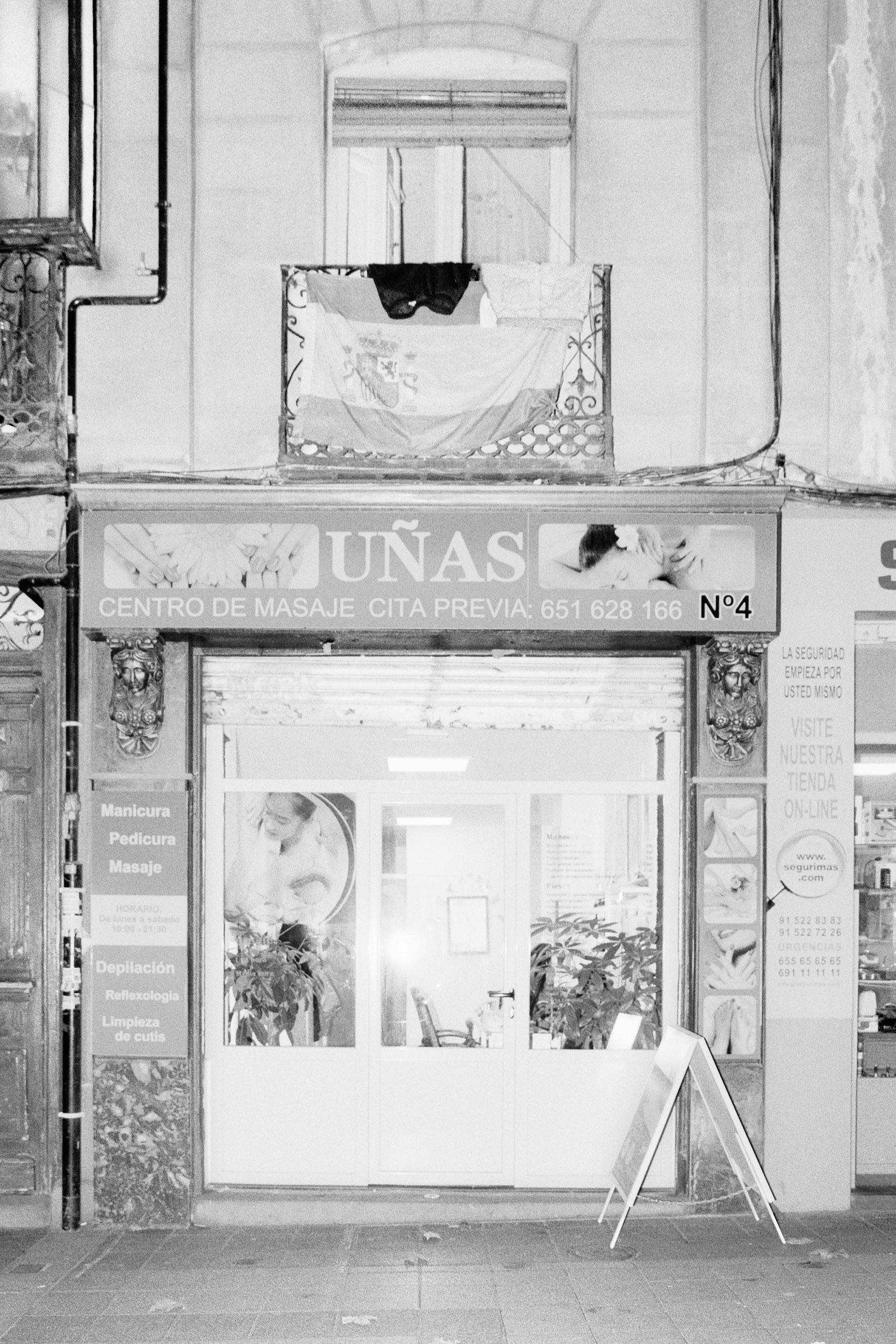 Black and white image of a store front in Spain. © Ignacio Navas
