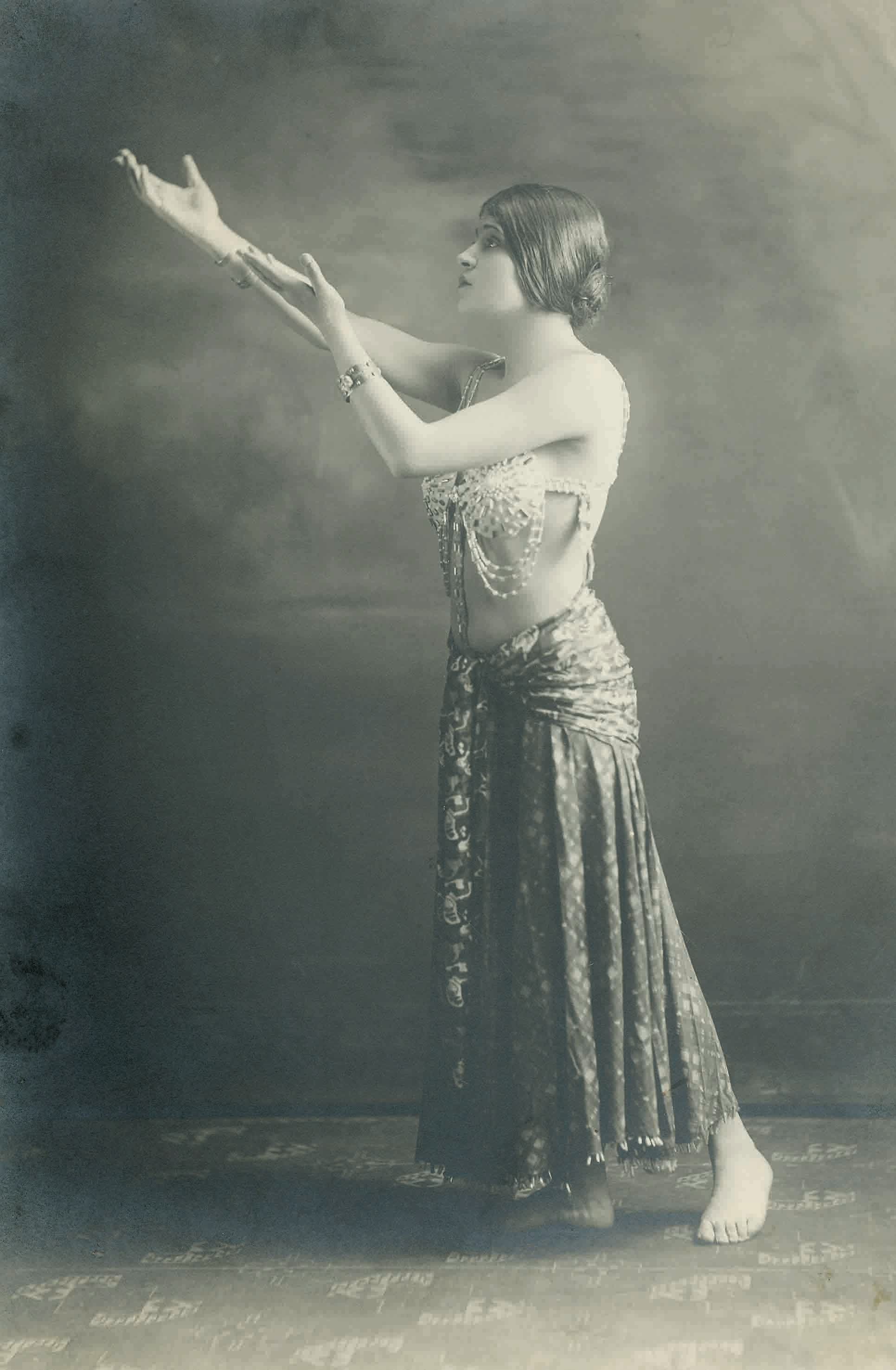 Tina Modotti in costume 1920 1921 Victoria Studio