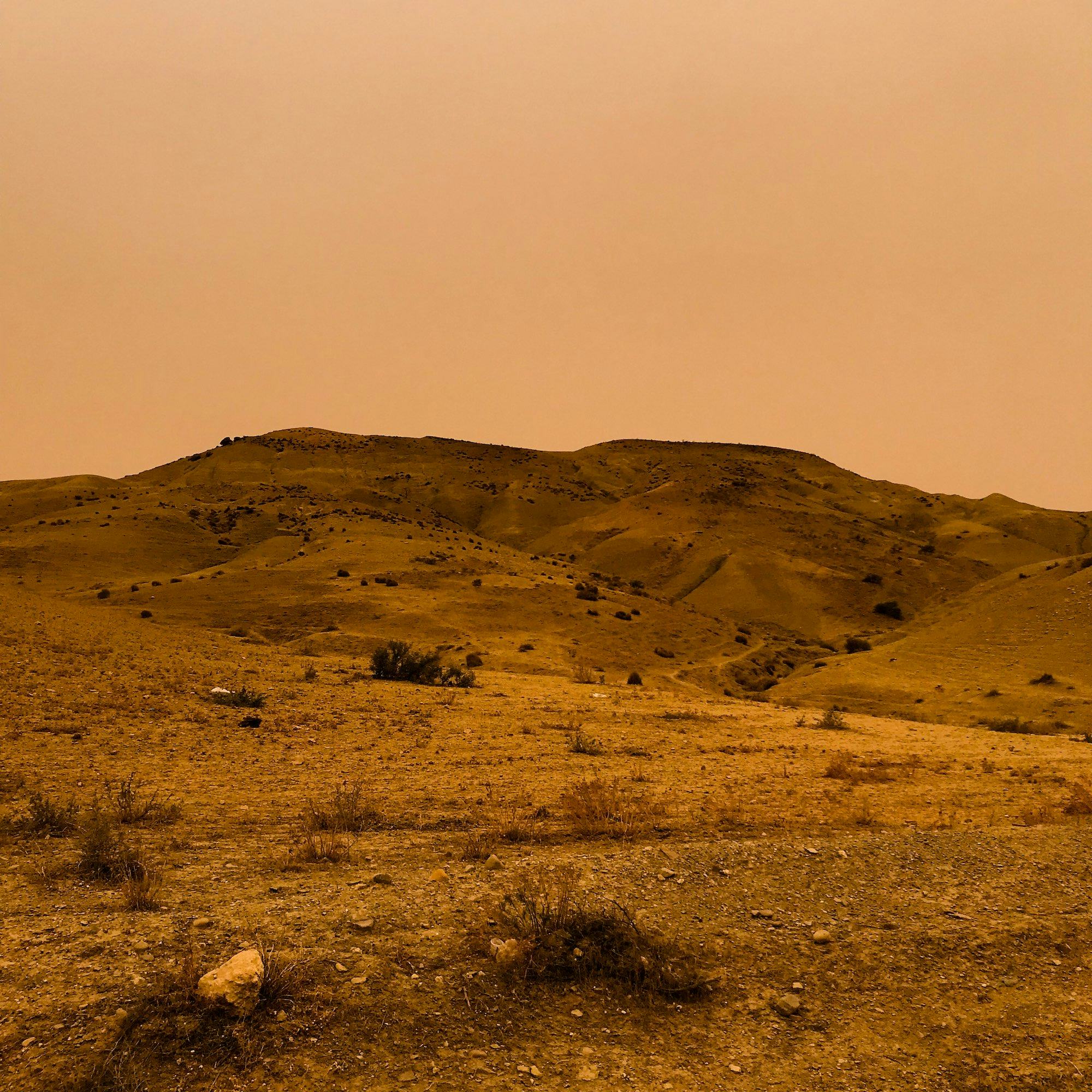 Orange-hued picture of an Algerian landscape. © Issam Larkat
