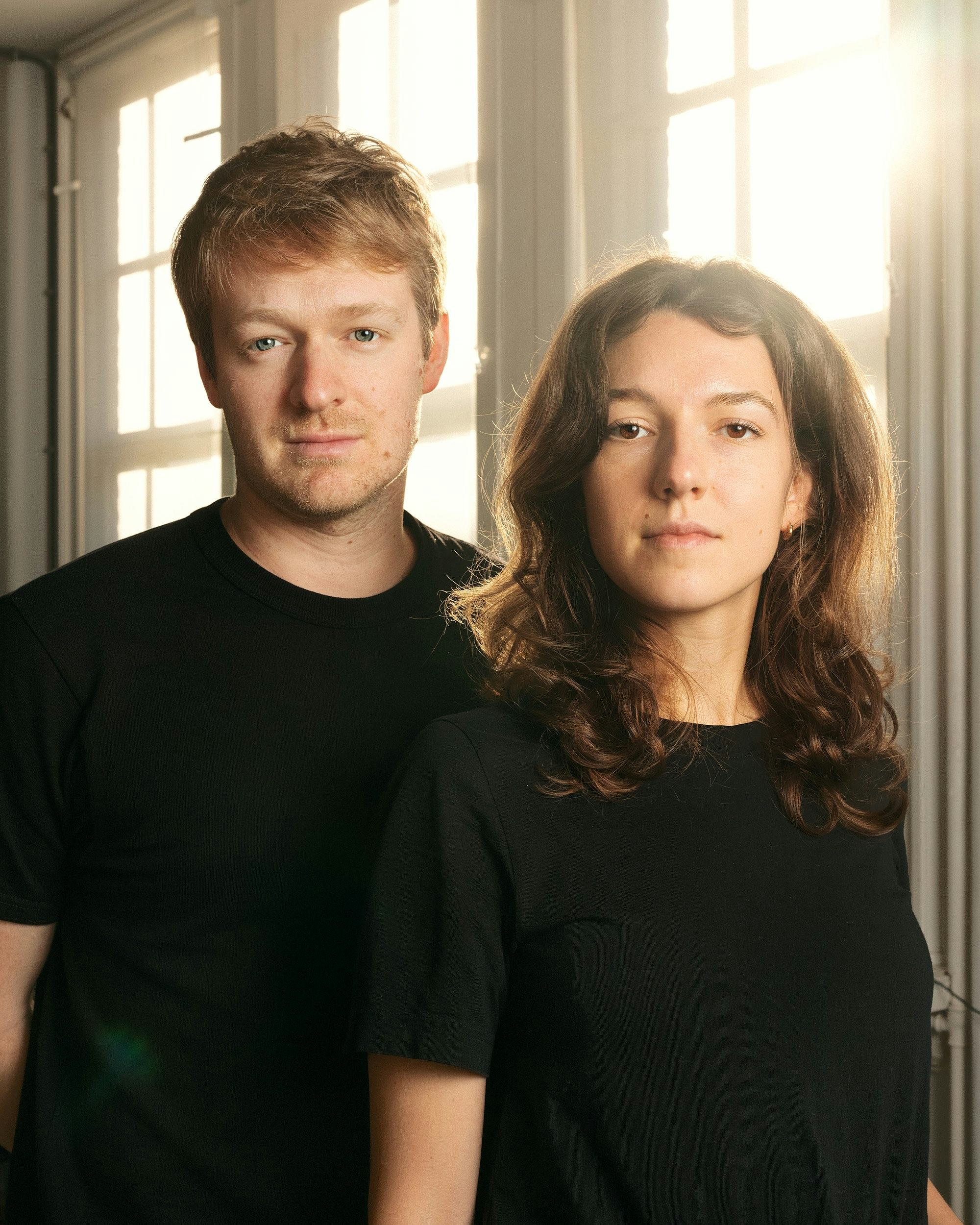 Portrait of the artist duo Jakob Ganslmeier and Ana Zibelnik.