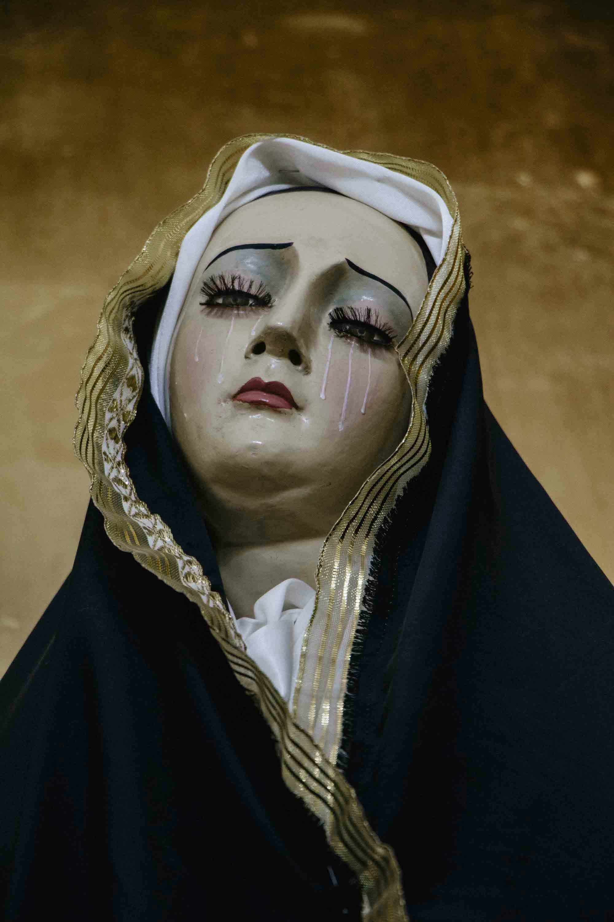 Image of a statue of La Llorona, a female figure from Latin American folklore © Marisol Mendez