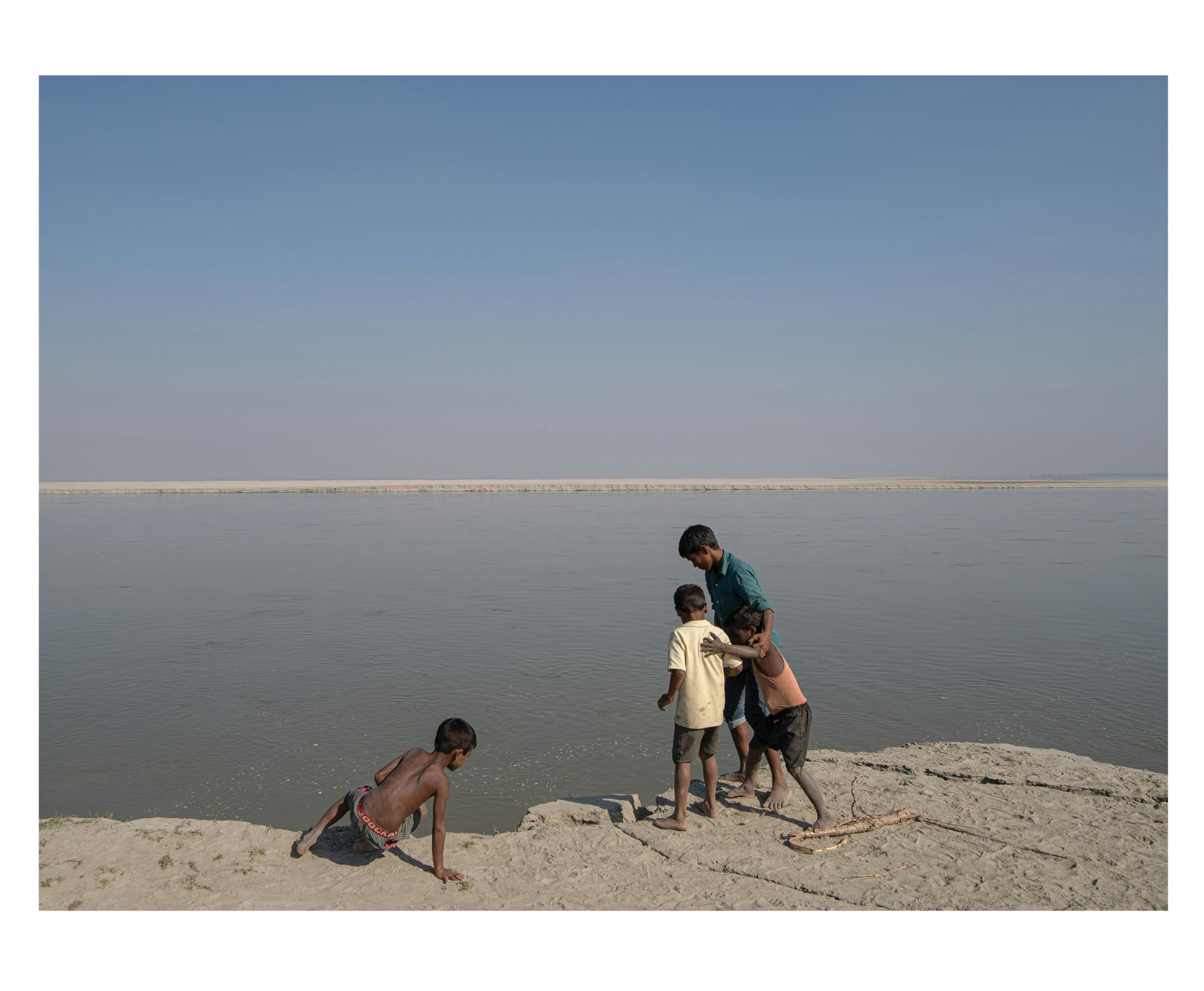 Image of a few kids on a river bank. © Akshay Mahajan