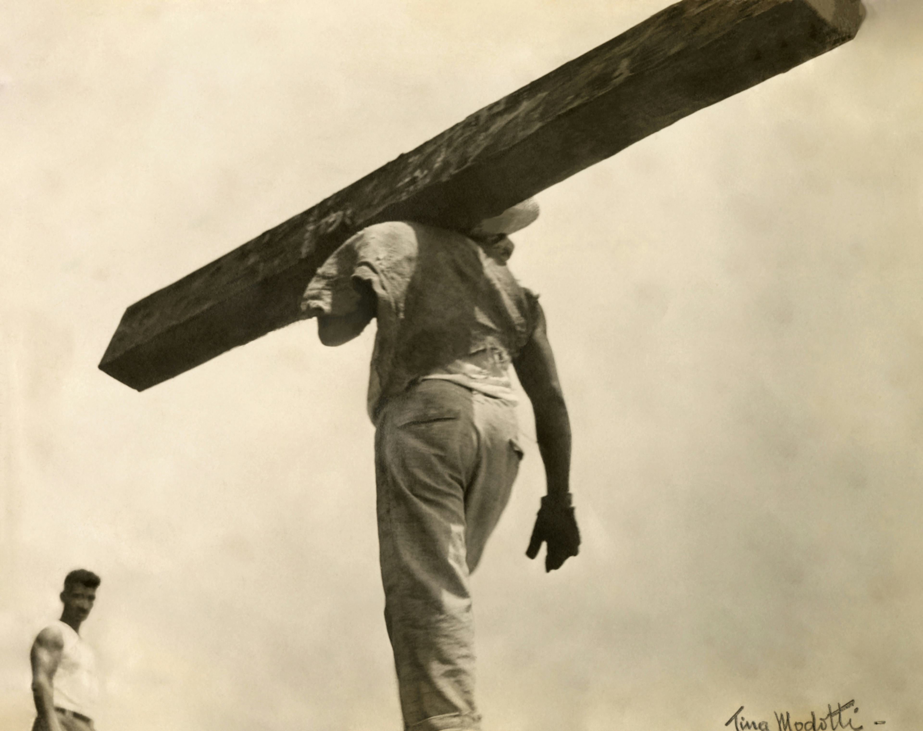 Man with log 1928 Tina Modotti
